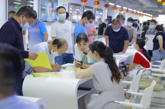 零工务工人员和用人单位沟通并报名求职。