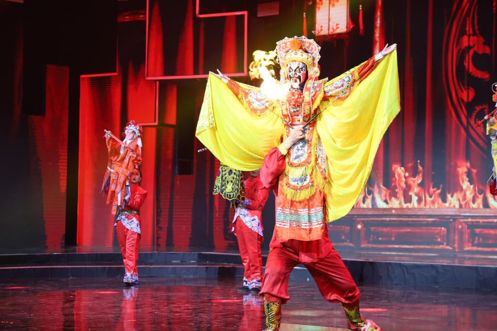 徐宁（右一）在进行杖头木偶戏表演。（受访者供图）