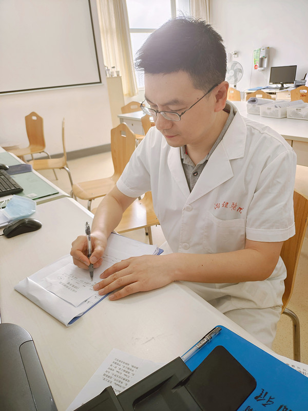 中南大学湘雅医院呼吸科医生李瑛开出康新博在湖南的首日处方。