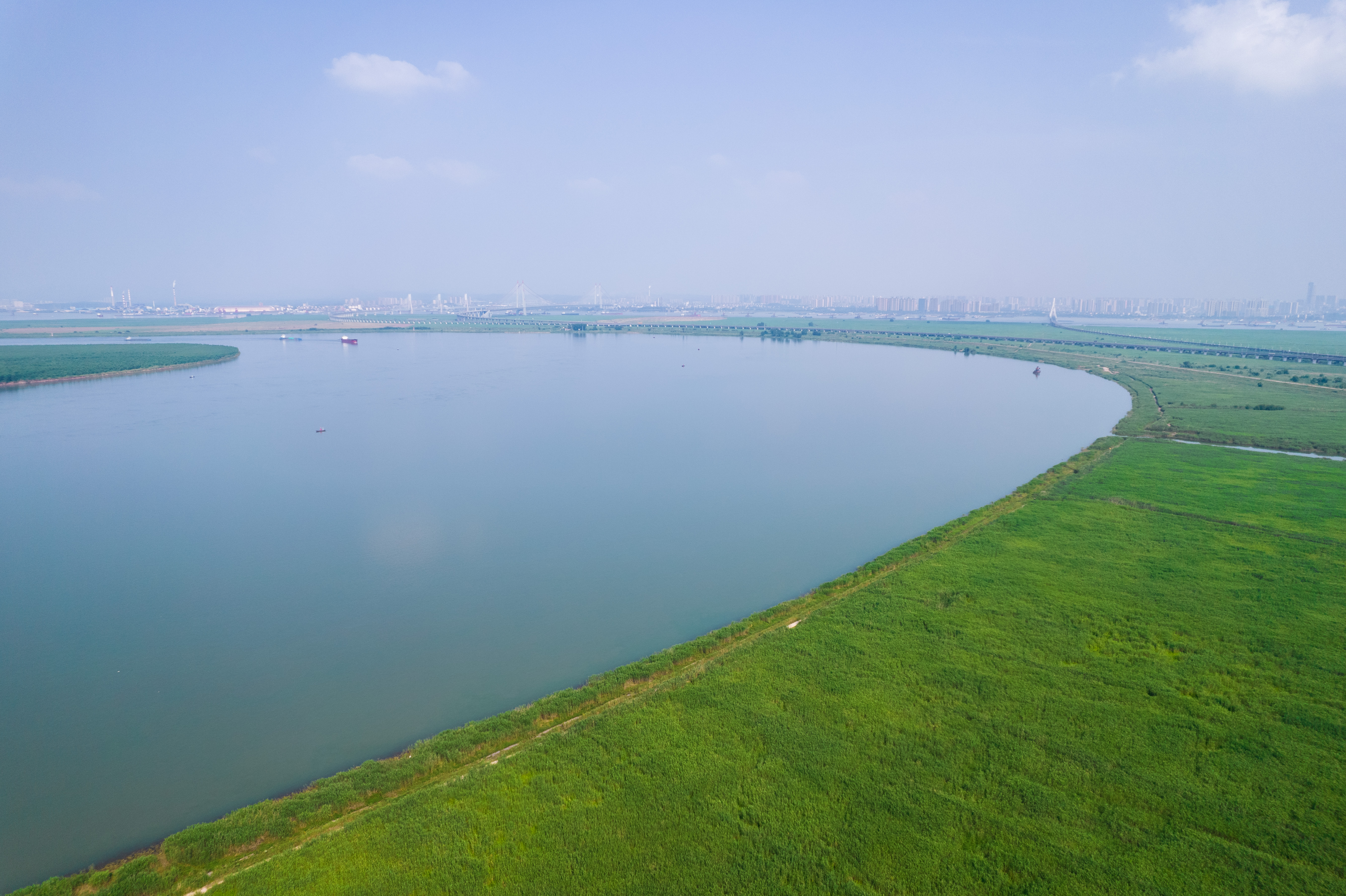 这是5月24日在岳阳市君山区林阁老段拍摄的长江。
新华社记者 陈思汗 摄