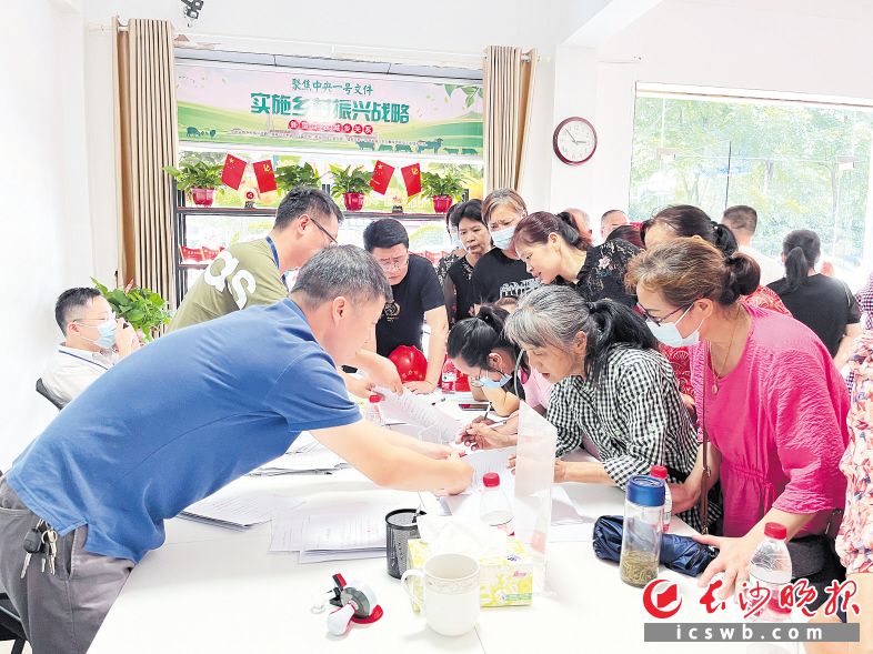 蓉区火星街道原新合村已有300余户村民签订委托鉴定合同，同意检测公司上门检测，主动加入到自检、自拆的行动中来。 长沙晚报全媒体记者 陈焕明 通讯员 陆祝玲 陈家德 摄影报道
