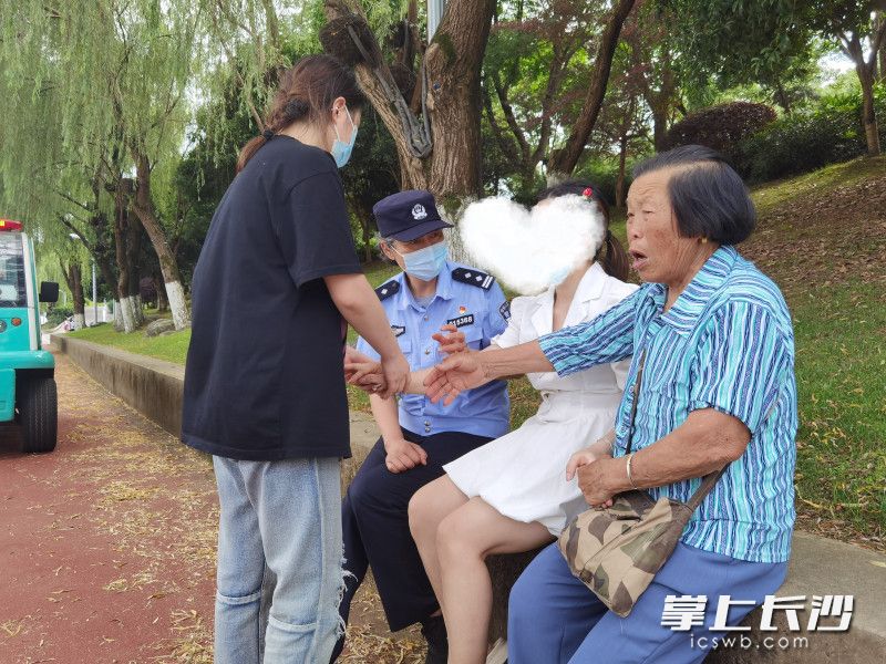 民警正在安抚轻生妈妈。均为通讯员 李怀全 供图