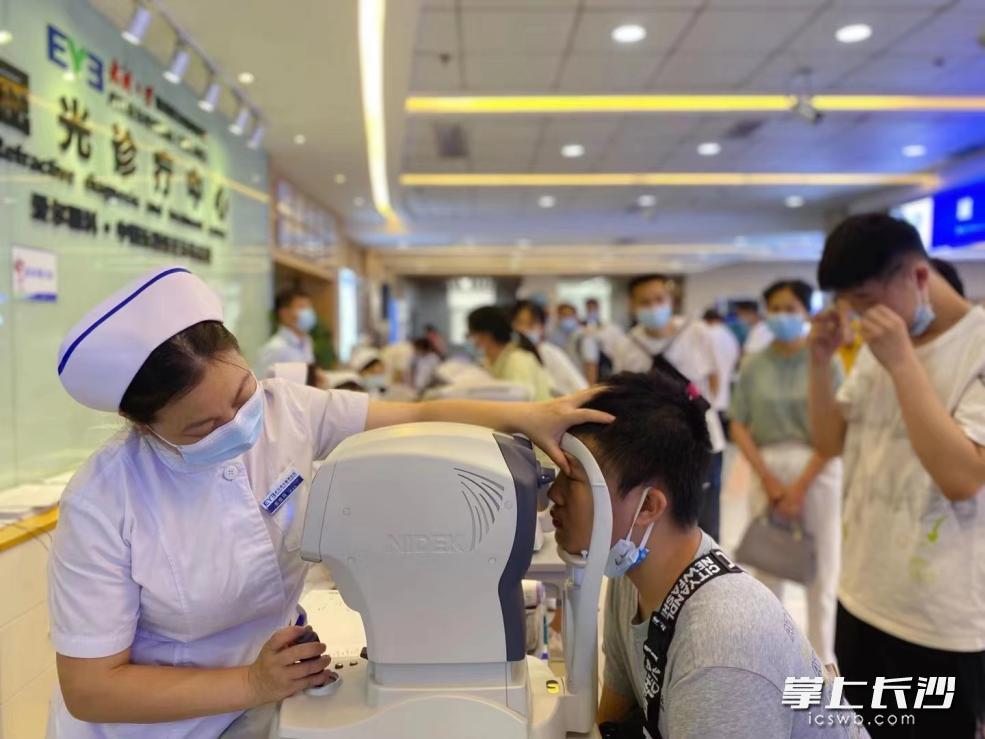 高考后，眼科医院迎来“摘镜潮”。