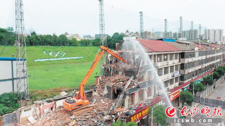 麓谷街道组织对东塘社区南丰港商业街及涉外安置小区的危房进行拆除。长沙晚报通讯员 范龙贵 摄