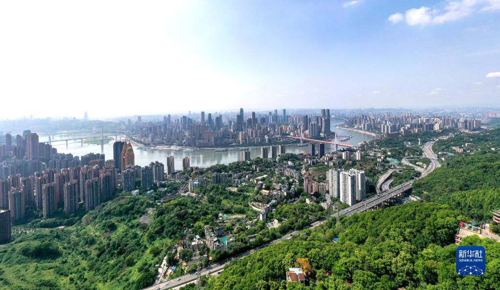 这是从重庆南岸区南山上拍摄的重庆城市风光（4月13日摄，无人机拼接照片）。新华社记者 刘潺 摄