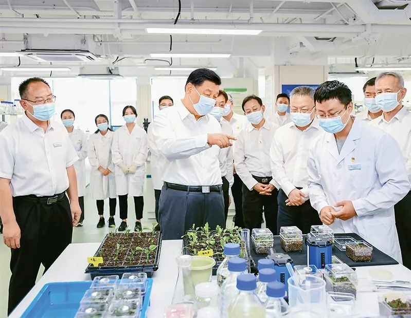 图片2022年4月10日至13日，中共中央总书记、国家主席、中央军委主席习近平在海南考察。这是10日下午，习近平在位于三亚市崖州湾科技城的崖州湾种子实验室考察。新华社记者 谢环驰/摄