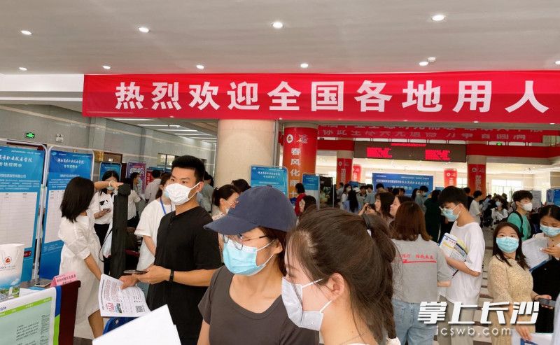 活动现场，千余名毕业生进场求职。