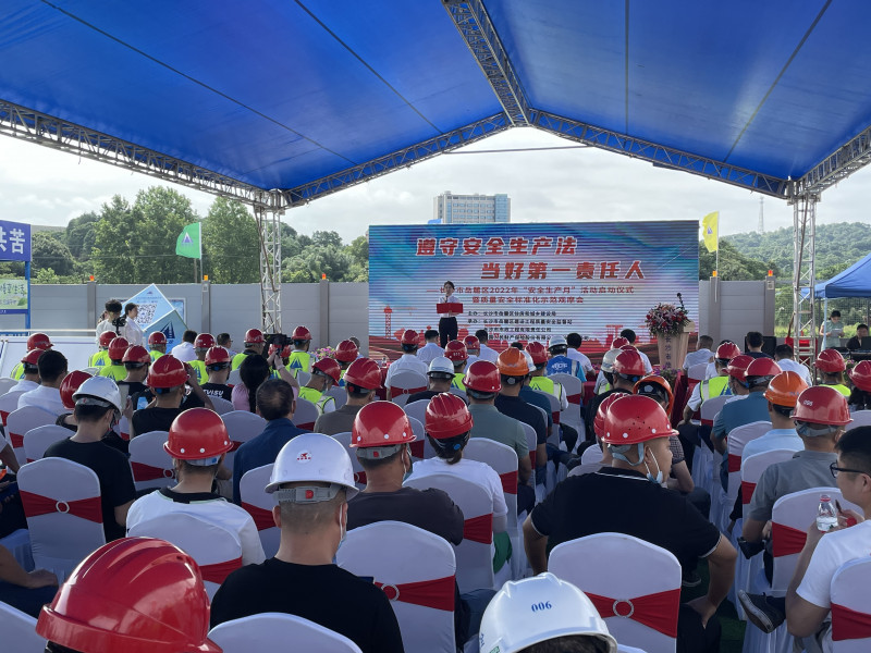 21日，岳麓区2022年“安全生产月”启动仪式暨质量安全标准化示范观摩会在靳江河西岸（含东山湾路）综合整治工程举行。