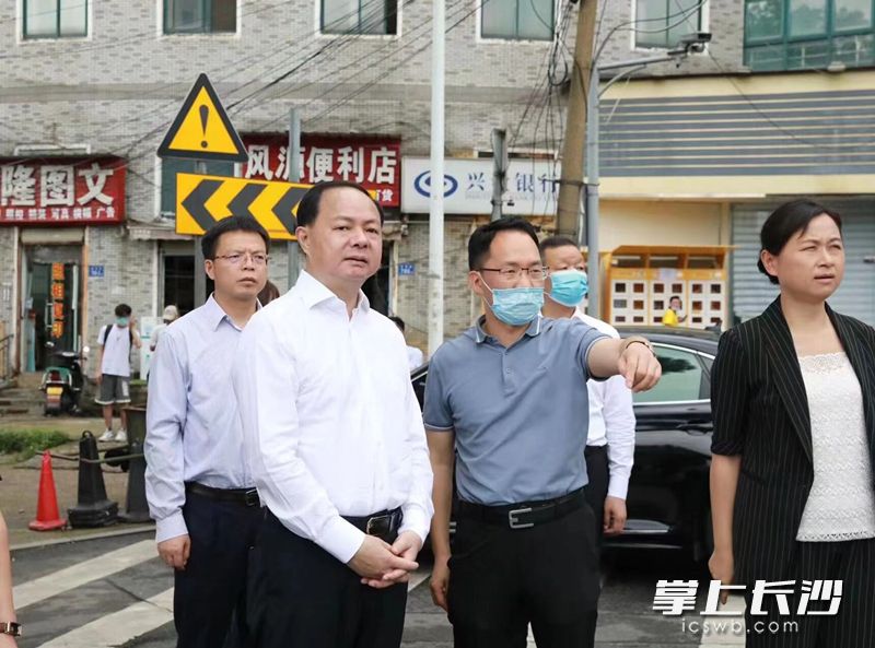 郑建新检查督导居民自建房安全整治工作。