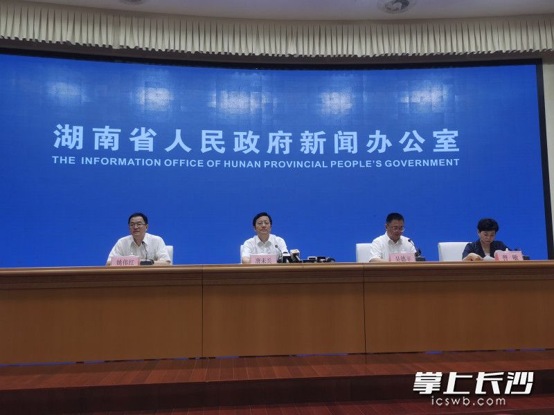 6月24日11时30分，2022年全省高考第二次新闻发布会在长沙召开。长沙晚报全媒体记者 舒文 摄