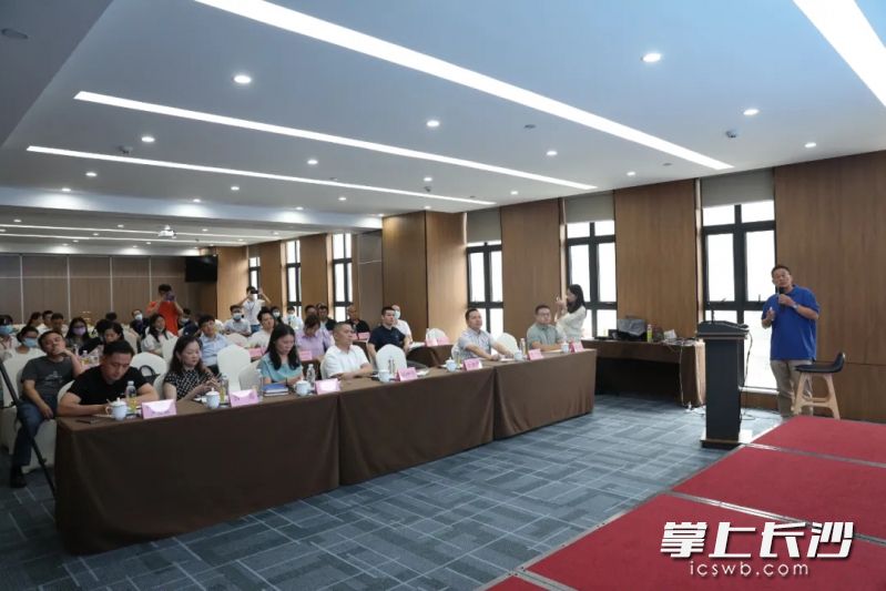 24日，集成电路产业链供需对接沙龙在长沙经开区举行。  长沙晚报通讯员 蒋炼 摄