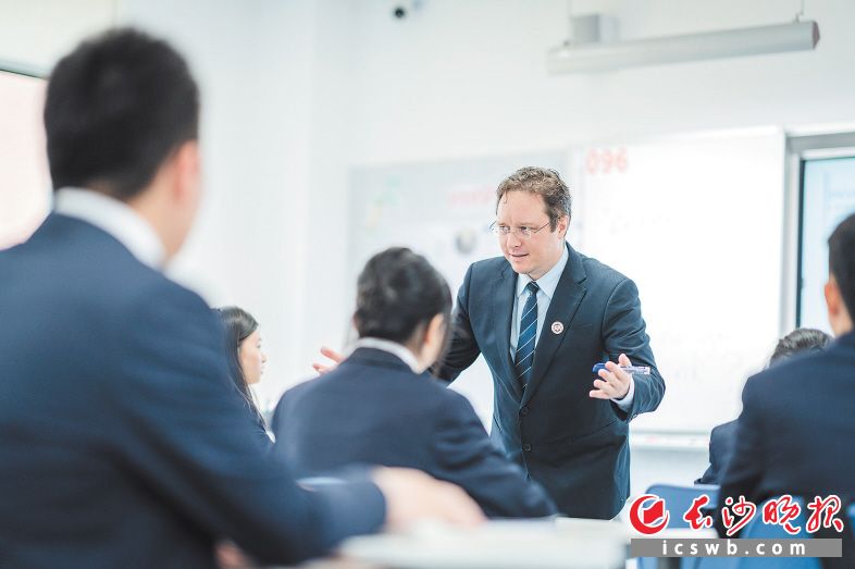 学校致力于引进高水平的教育教学人才。 学校致力于引进高水平的教育教学人才。