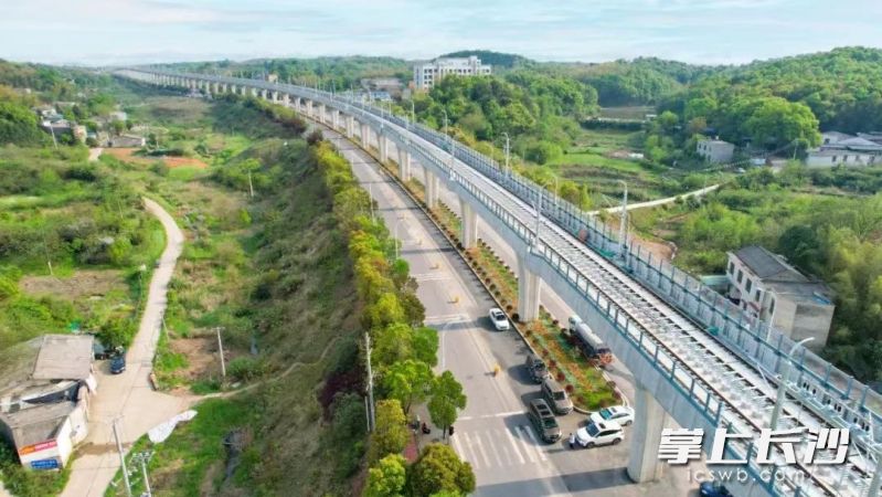 28日，随着湘潭北站最后一节轨排与轨道合龙浇筑，长株潭城际轨道交通西环线一期工程实现全线“轨通”。均为长沙晚报全媒体记者陈焕明 通讯员 成程 摄影报道