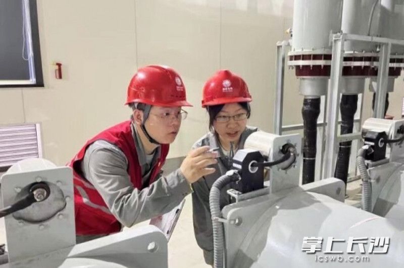 作业人员正在调试。