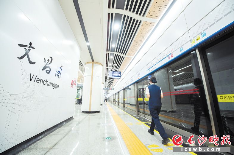6号线是长沙首条直达黄花国际机场的地铁线路，线路上有13座换乘站，可与地铁、磁浮等线路换乘。长沙晚报全媒体记者 黄启晴 摄