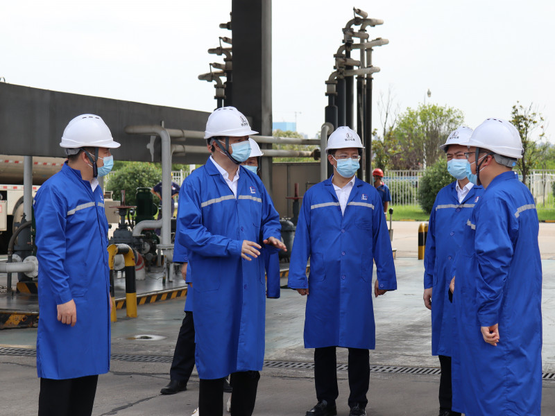 郑建新来到中国石化销售股份有限公司湖南长沙石油分公司长沙油库，检查督导危化行业安全生产工作。图片均为刘书勤摄