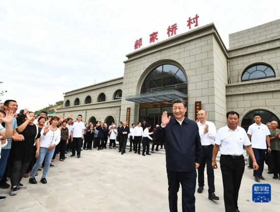 2021年9月13日至14日，中共中央总书记、国家主席、中央军委主席习近平在陕西省榆林市考察。这是14日下午，习近平在绥德县张家砭镇郝家桥村考察时，向乡亲们挥手致意。新华社记者 谢环驰摄