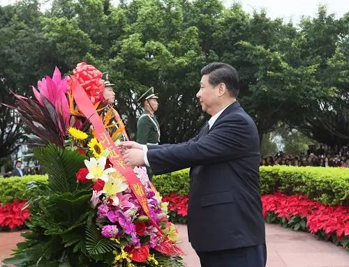 2012年12月7日至11日，中共中央总书记、中央军委主席习近平在广东省考察工作。这是习近平在深圳莲花山公园向邓小平铜像敬献花篮。  新华社记者 兰红光/摄