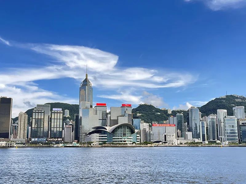 图为2022年6月25日拍摄的香港维多利亚港建筑。  新华社记者 李钢/摄