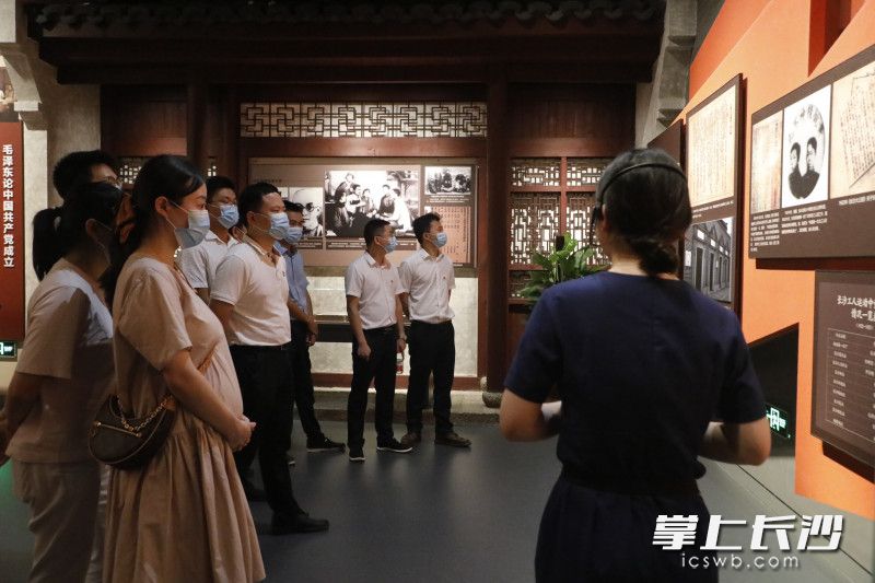 大家一起来到中国共产党长沙历史馆