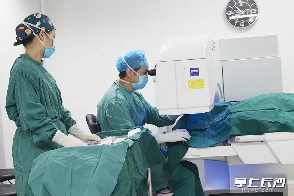 长沙爱尔眼科医院屈光手术专科主任马代金给符合手术指征的患者做近视手术。  医院供图