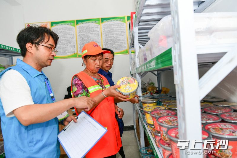 有需求的市民在店内选取食品。长沙晚报通讯员 彭红霞 摄