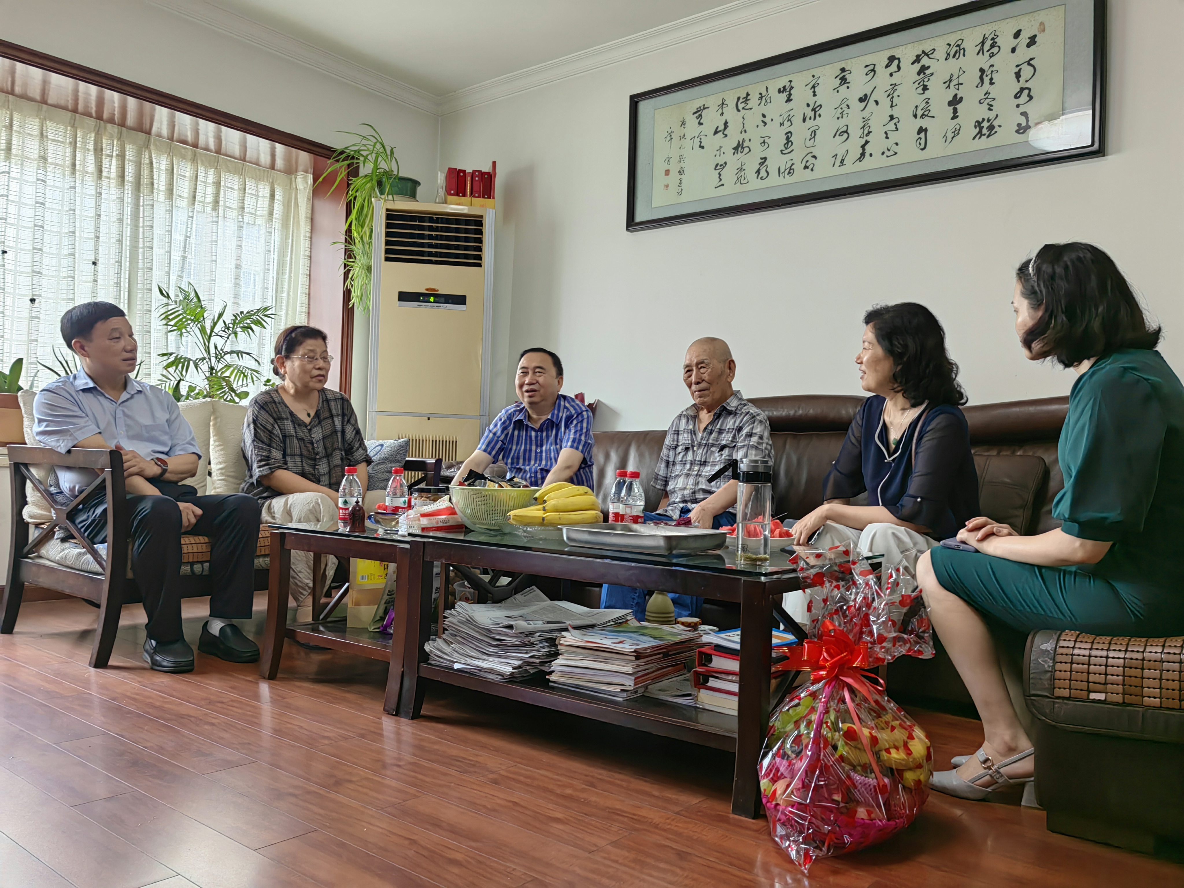 走访慰问活动现场。
