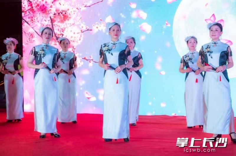 西湖社区举办老年教育学业成果汇报演出。通讯员 黄丽英 摄
