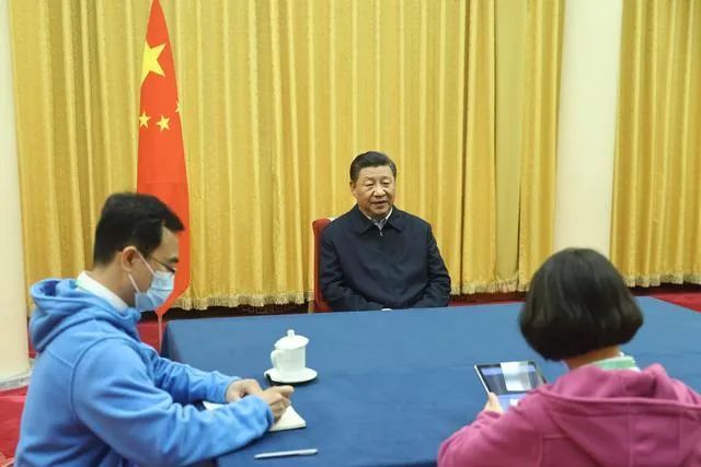2020年11月2日，习近平在北京中南海参加第七次全国人口普查登记。这是习近平在回答普查员的询问。新华社记者 鞠鹏 摄