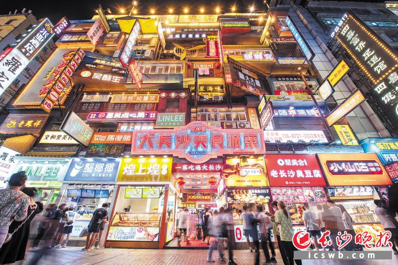 被赵立坚推荐后,大长沙美食城寨更“火”了,前来“打卡”的游客摩肩接踵,络绎不绝。长沙晚报全媒体记者 郭雨滴 摄 被赵立坚推荐后,大长沙美食城寨更“火”了,前来“打卡”的游客摩肩接踵,络绎不绝。长沙晚报全媒体记者 郭雨滴 摄