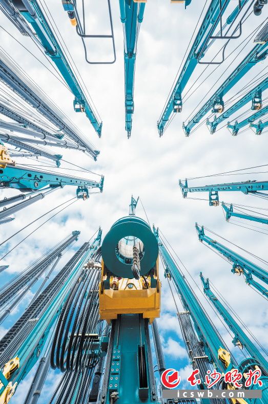 2021年度长沙市对外传播优秀图片——工程机械之林。 除署名外均为市委宣传部供图 2021年度长沙市对外传播优秀图片——工程机械之林。 除署名外均为市委宣传部供图