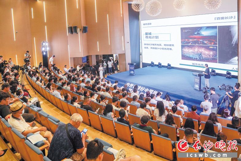 12日,长沙市2022年度外宣工作协作交流会召开,在长外籍人士代表、归国留学生、职业媒体人等分享了他们对长沙的热爱与期待。 长沙晚报全媒体记者 易亿 摄 12日,长沙市2022年度外宣工作协作交流会召开,在长外籍人士代表、归国留学生、职业媒体人等分享了他们对长沙的热爱与期待。 长沙晚报全媒体记者 易亿 摄