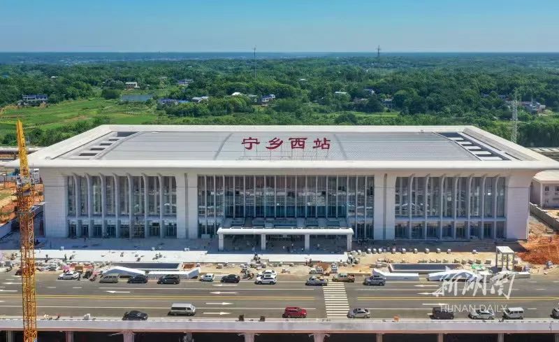 ▲宁乡西站整体外貌融入当地青铜文化精髓＂四羊方尊＂尊口纹饰。