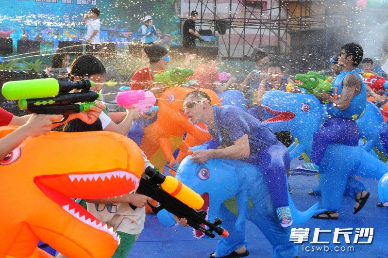 15日，长沙世界之窗举行水枪大战，开启了夏日清凉季。图片均为长沙晚报全媒体记者 贺文兵 摄