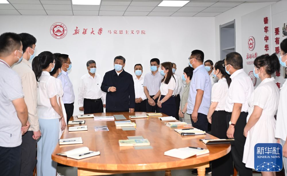 7月12日至15日，中共中央总书记、国家主席、中央军委主席习近平在新疆考察。这是12日下午，习近平在新疆大学铸牢中华民族共同体意识研究基地，同师生亲切交流。新华社记者 李学仁 摄