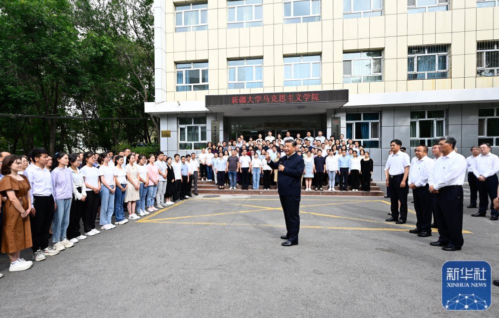 7月12日至15日，中共中央总书记、国家主席、中央军委主席习近平在新疆考察。这是12日下午，习近平在新疆大学考察时，同师生们亲切交流。新华社记者 李学仁 摄