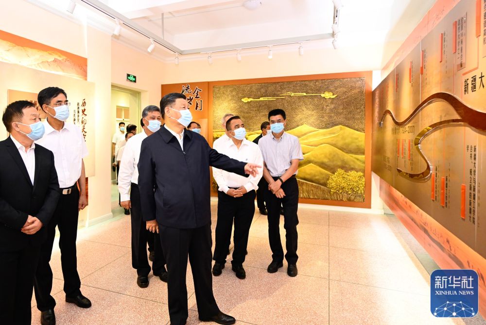 7月12日至15日，中共中央总书记、国家主席、中央军委主席习近平在新疆考察。这是12日下午，习近平在新疆大学参观校史馆。新华社记者 李学仁 摄