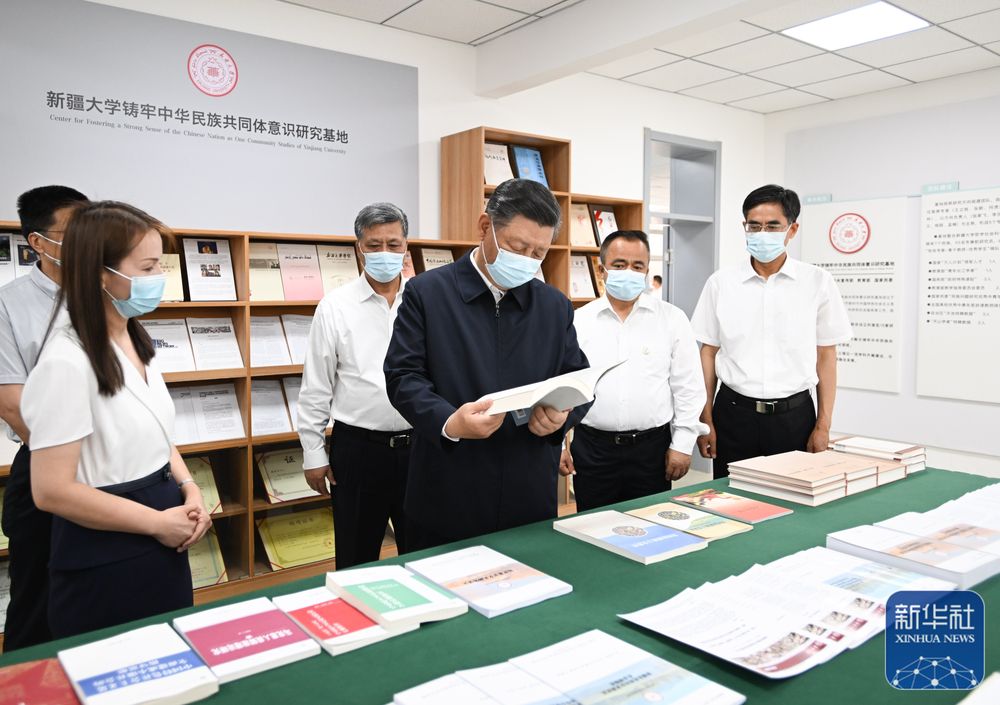 7月12日至15日，中共中央总书记、国家主席、中央军委主席习近平在新疆考察。这是12日下午，习近平在新疆大学铸牢中华民族共同体意识研究基地考察。新华社记者 谢环驰 摄