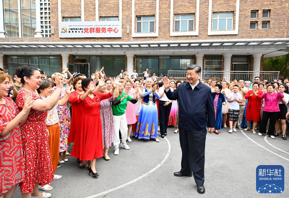 7月12日至15日，中共中央总书记、国家主席、中央军委主席习近平在新疆考察。这是13日上午，习近平在乌鲁木齐市天山区固原巷社区考察时，向各族群众挥手致意。新华社记者 李学仁 摄