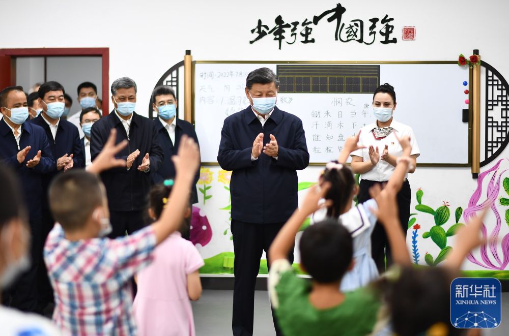 7月12日至15日，中共中央总书记、国家主席、中央军委主席习近平在新疆考察。这是13日上午，习近平在乌鲁木齐市天山区固原巷社区少儿阅览室，观看儿童中华优秀传统文化知识表演。新华社记者 燕雁 摄