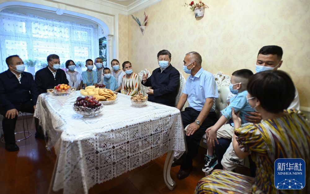 7月12日至15日，中共中央总书记、国家主席、中央军委主席习近平在新疆考察。这是13日上午，习近平在乌鲁木齐市天山区固原巷社区，同维吾尔族居民阿布来提·吐尔逊一家人围坐在一起拉家常。新华社记者 谢环驰 摄