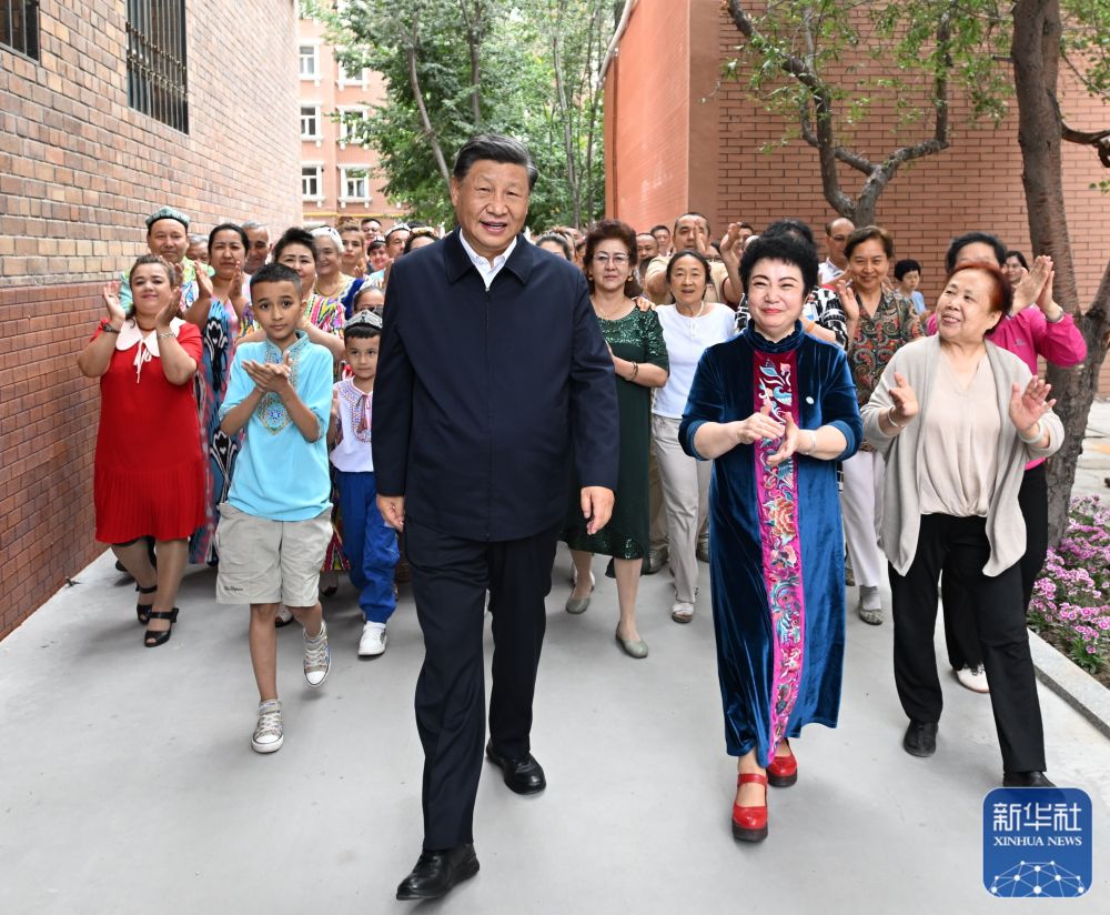 7月12日至15日，中共中央总书记、国家主席、中央军委主席习近平在新疆考察。这是13日上午，习近平在乌鲁木齐市天山区固原巷社区考察时，同各族群众在一起。新华社记者 谢环驰 摄