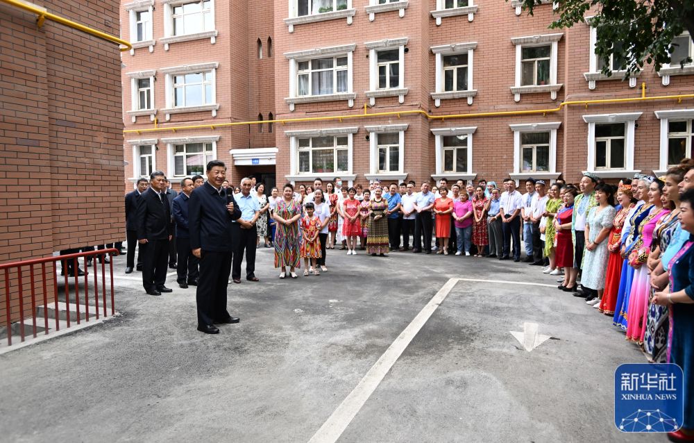 7月12日至15日，中共中央总书记、国家主席、中央军委主席习近平在新疆考察。这是13日上午，习近平在乌鲁木齐市天山区固原巷社区考察时，同各族群众亲切交流。新华社记者 谢环驰 摄