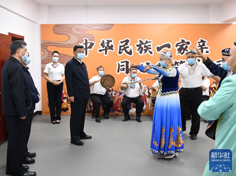 7月12日至15日，中共中央总书记、国家主席、中央军委主席习近平在新疆考察。这是13日上午，习近平在乌鲁木齐市天山区固原巷社区舞蹈室，了解这里开展老年人文化活动等情况。新华社记者 谢环驰 摄