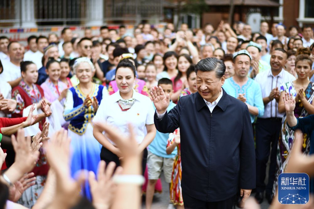 7月12日至15日，中共中央总书记、国家主席、中央军委主席习近平在新疆考察。这是13日上午，习近平在乌鲁木齐市天山区固原巷社区考察时，向各族群众挥手致意。新华社记者 燕雁 摄
