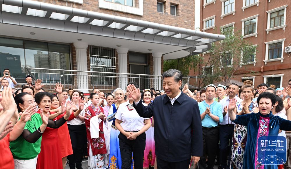 7月12日至15日，中共中央总书记、国家主席、中央军委主席习近平在新疆考察。这是13日上午，习近平在乌鲁木齐市天山区固原巷社区考察时，向各族群众挥手致意。新华社记者 谢环驰 摄
