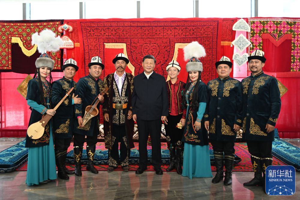 7月12日至15日，中共中央总书记、国家主席、中央军委主席习近平在新疆考察。这是13日上午，习近平在乌鲁木齐市新疆维吾尔自治区博物馆，同《玛纳斯》非物质文化遗产传承人在一起。新华社记者 谢环驰 摄