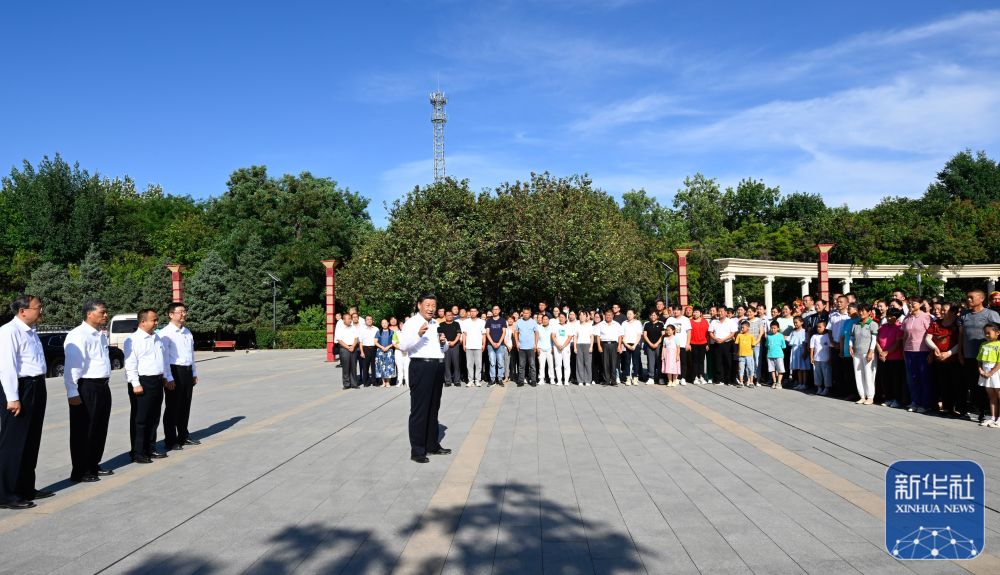 7月12日至15日，中共中央总书记、国家主席、中央军委主席习近平在新疆考察。这是13日下午，习近平在新疆生产建设兵团八师一四三团花园镇广场，同兵团干部群众亲切交谈。新华社记者 李学仁 摄