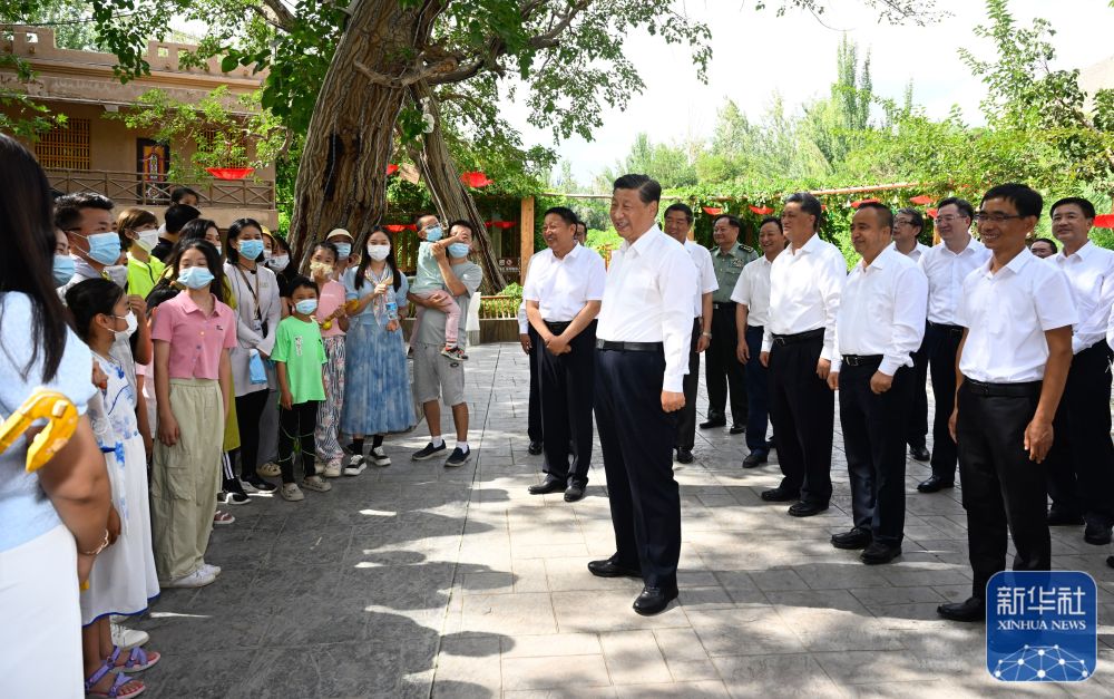 7月12日至15日，中共中央总书记、国家主席、中央军委主席习近平在新疆考察。这是14日，习近平在吐鲁番市葡萄沟考察时，同游客亲切交流。新华社记者 李学仁 摄