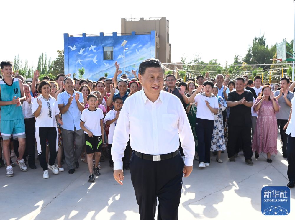 7月12日至15日，中共中央总书记、国家主席、中央军委主席习近平在新疆考察。这是14日，习近平在吐鲁番市高昌区亚尔镇新城片区新城西门村考察时，同各族群众在一起。新华社记者 李学仁 摄